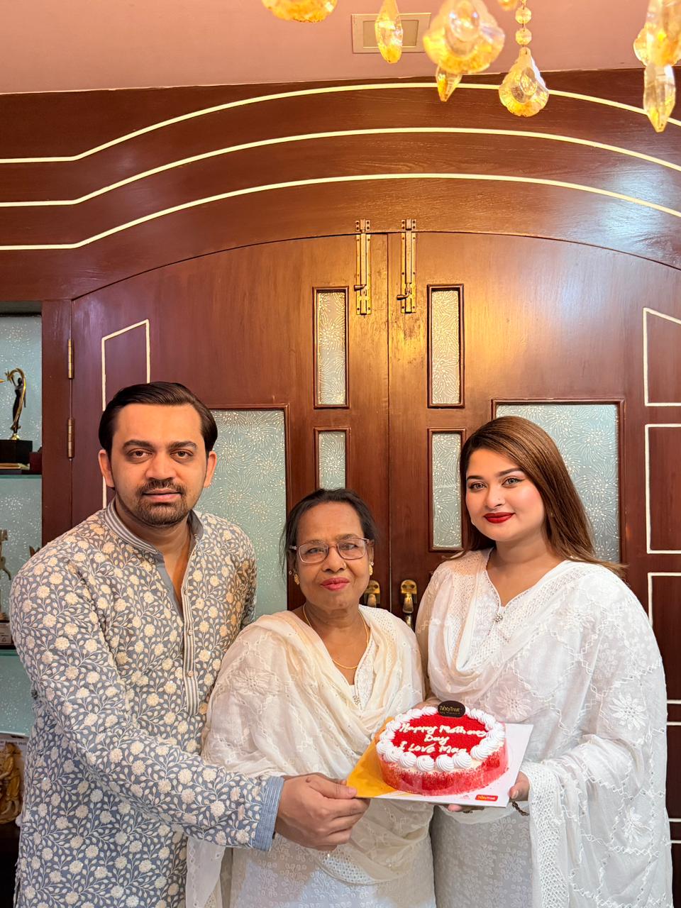 স্বামী ও মায়ের সঙ্গে চিত্রনায়িকা শিরিন শিলা 